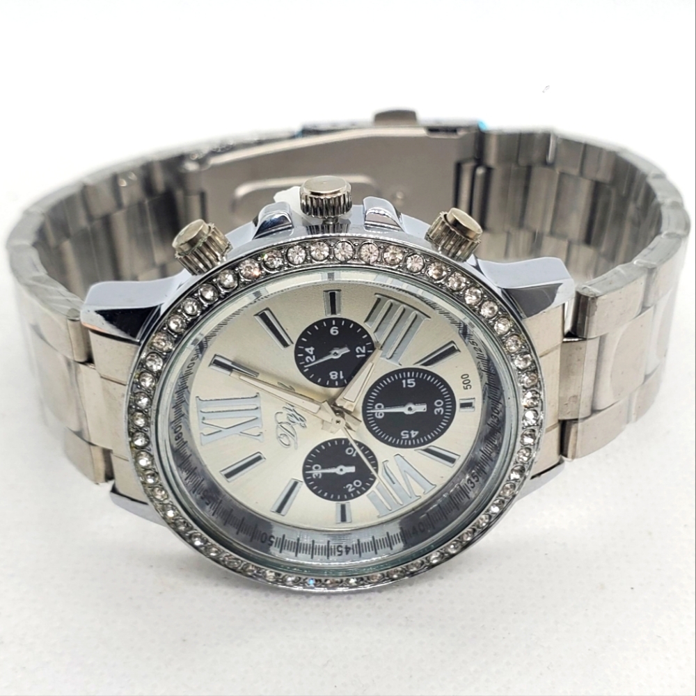 NWOT Dgjud Men's Quartz Watch- In Silver with Crystal Bezel And Silver Face